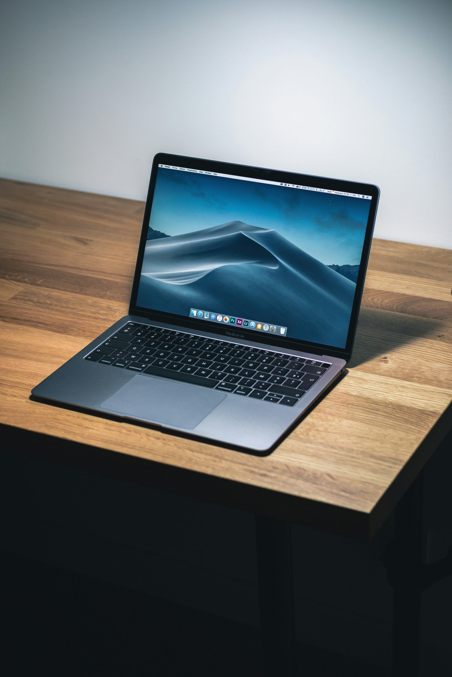 Webdesign Frankfurt - Laptop steht auf dem Tisch 